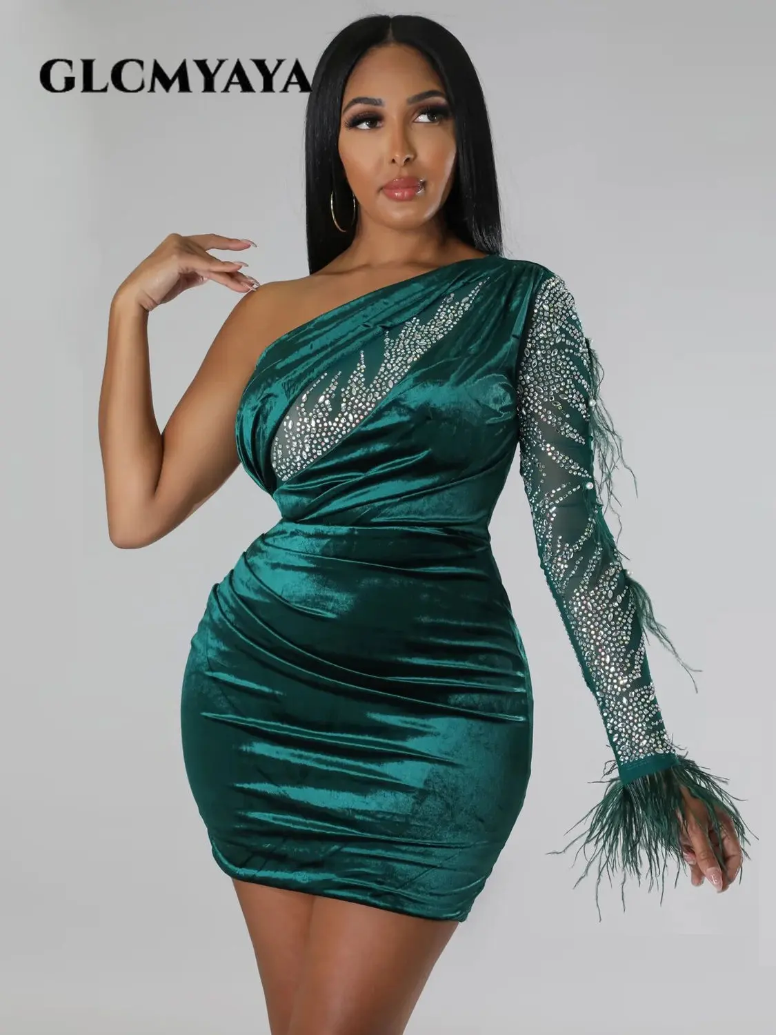 Женское бархатное платье-миди с одним плечом и одним рукавом
Женское бархатное платье-миди с одним плечом и одним рукавом