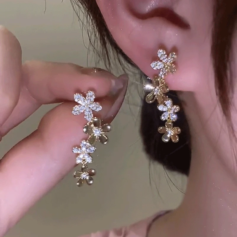 New Fashion Trend Unique Design Elegant Exquisite Light Luxury Zircon Flower Petal Earrings Female Jewelry Party Premium Gift
New Fashion Trend Unique Design Elegant Exquisite Light Luxury Zircon Flower Petal Earrings Female Jewelry Party Premium Gift