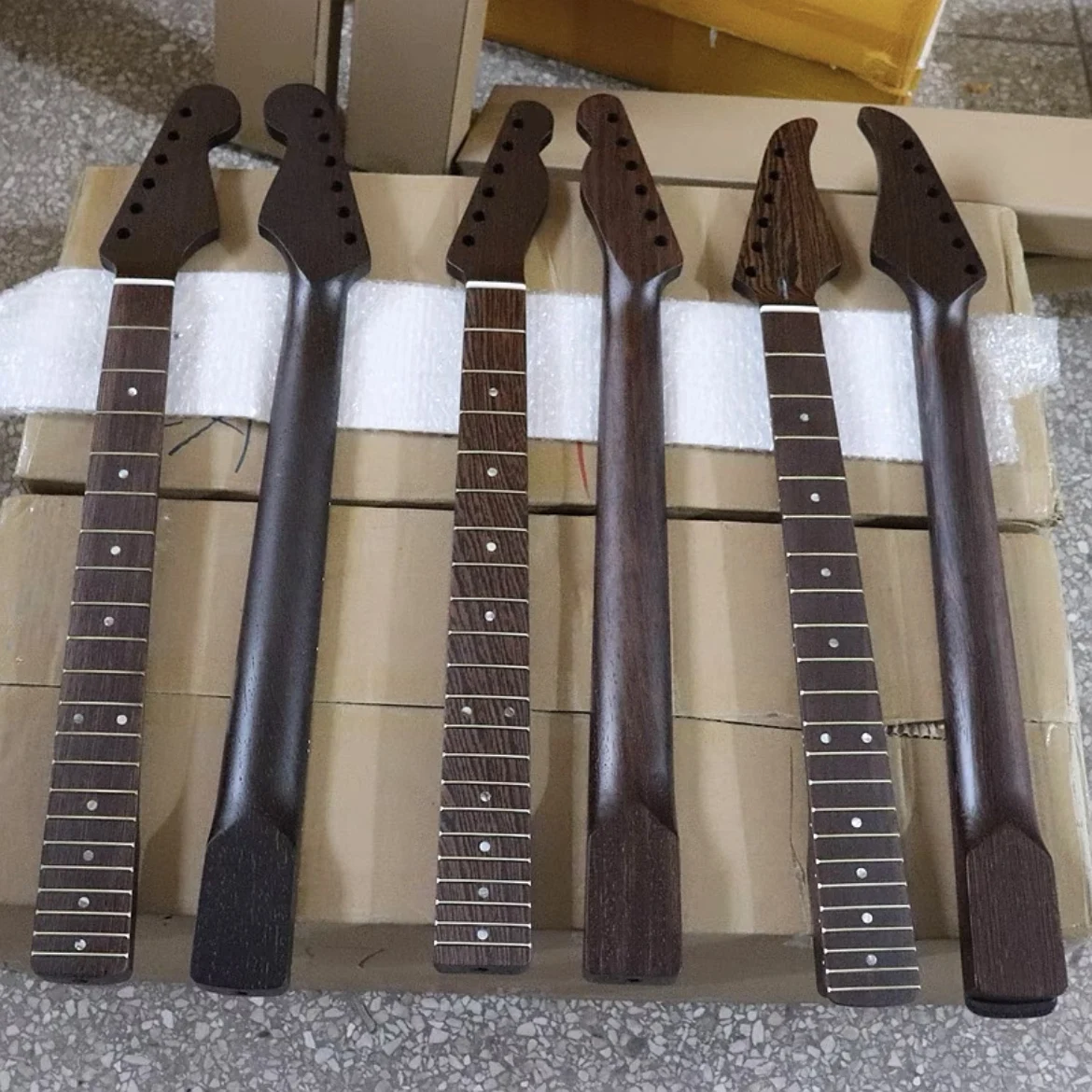 1pcs Wenge Tele Electric Guitar Neck 22 Frets With Bone Nut For ST Electric Guitar Neck Right Hand DIY Suhr Guitar Part
1pcs Wenge Tele Electric Guitar Neck 22 Frets With Bone Nut For ST Electric Guitar Neck Right Hand DIY Suhr Guitar Part