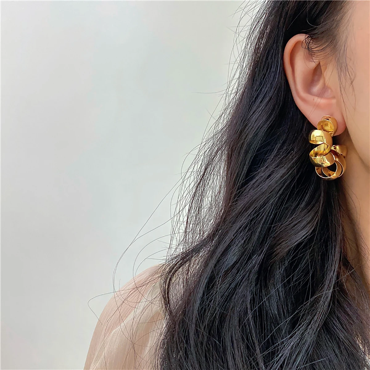 AENSOA 2022 New Minimalist Gold Metal Twist Circle C Shape Hoop Earrings for Women Girls Punk Geometric Round Hoops Jewelry GIft
AENSOA 2022 New Minimalist Gold Metal Twist Circle C Shape Hoop Earrings for Women Girls Punk Geometric Round Hoops Jewelry GIft
