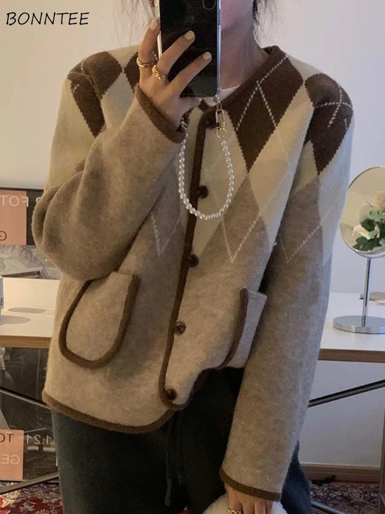 Кардиган женский в стиле ретро, Элегантный Модный Универсальный свитер с узором ромбиками в стиле преппи, базовый вязаный пуловер в стиле ольччан, осень 
Кардиган женский в стиле ретро, Элегантный Модный Универсальный свитер с узором ромбиками в стиле преппи, базовый вязаный пуловер в стиле ольччан, осень