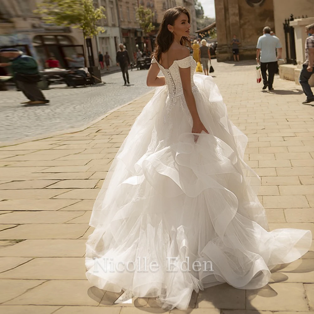 Nicolle Eden Off The Shoulder Lacing Up Wedding Dresses Lace Appliques Formal Bride Gown Vestido De Casamento Custom Made
Nicolle Eden Off The Shoulder Lacing Up Wedding Dresses Lace Appliques Formal Bride Gown Vestido De Casamento Custom Made