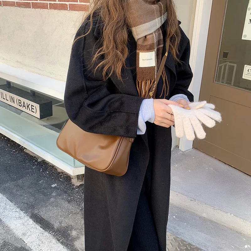 Новинка 2022, женские сумки на плечо, вместительные женские сумки-мессенджеры из мягкой искусственной кожи, повседневные дамские сумочки, однотонные дорожные сумки черного цвета
Новинка 2022, женские сумки на плечо, вместительные женские сумки-мессенджеры из мягкой искусственной кожи, повседневные дамские сумочки, однотонные дорожные сумки черного цвета