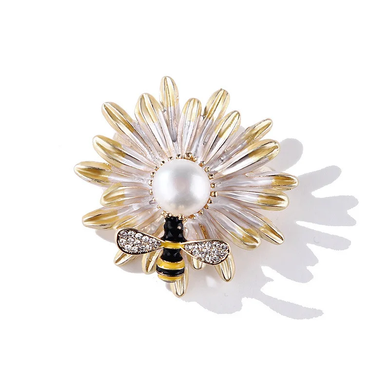 Vintage Rhinestone Insect Styel Alloy Bee Daisy Dragonfly Brooch Female Corsage Fashionable Decorative Temperament Accessories
Vintage Rhinestone Insect Styel Alloy Bee Daisy Dragonfly Brooch Female Corsage Fashionable Decorative Temperament Accessories