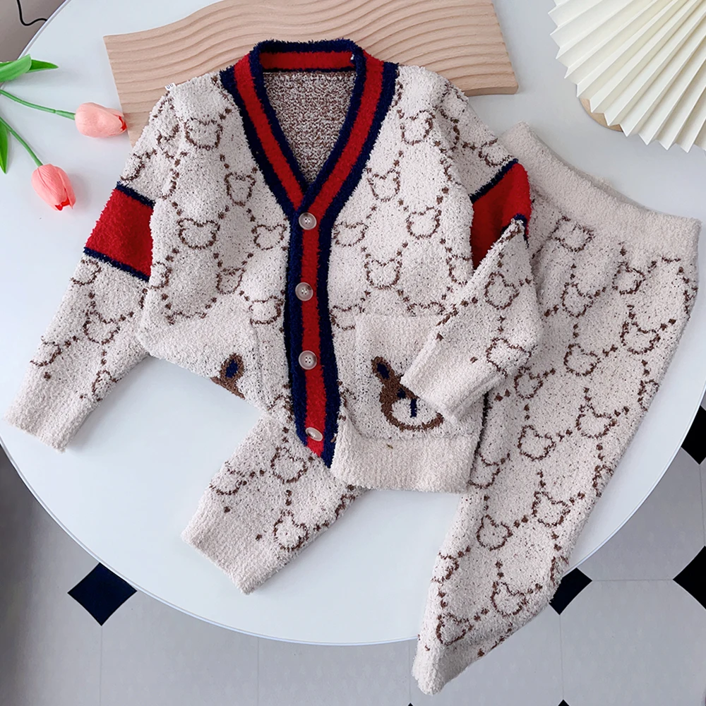 Menoea Girls' Sweater 2023 Autumn New Bear Print V-Neck Pocket Knitted Sweater+Pants Two Piece Girls' Fashion Sweater Set
Menoea Girls' Sweater 2023 Autumn New Bear Print V-Neck Pocket Knitted Sweater+Pants Two Piece Girls' Fashion Sweater Set