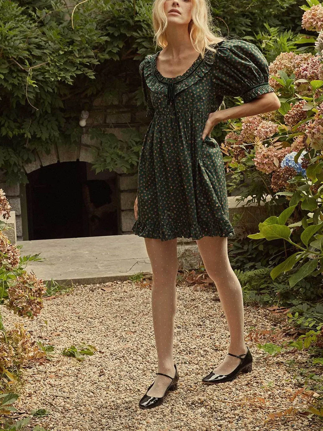 Women's Floral Print Ruffles Collar Green Short Dress 2022 Summer New Lady Puff Sleeve High Waist French Retro Loose Mini Robes
Women's Floral Print Ruffles Collar Green Short Dress 2022 Summer New Lady Puff Sleeve High Waist French Retro Loose Mini Robes
