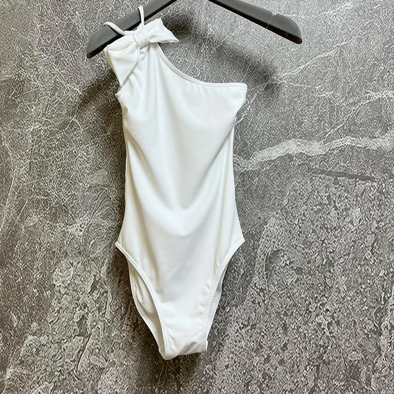 2023 Runway Black White One-piece Swimsuit Chic Bow Diagonal Neckline Jumpsuit Summer Beach Elastic Swim Suits Women Bikinis
2023 Runway Black White One-piece Swimsuit Chic Bow Diagonal Neckline Jumpsuit Summer Beach Elastic Swim Suits Women Bikinis