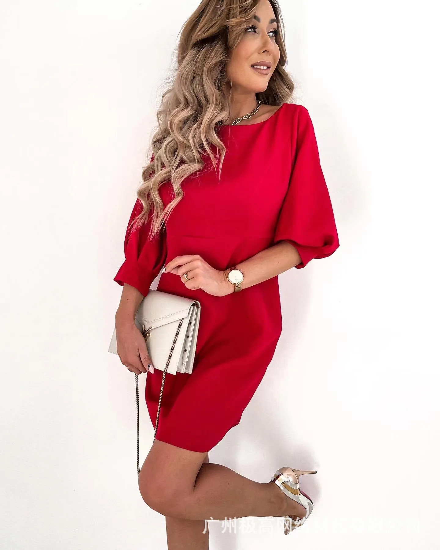 Женское мини-платье с высокой талией, с длинным рукавом и V-образным вырезом
Женское мини-платье с высокой талией, с длинным рукавом и V-образным вырезом