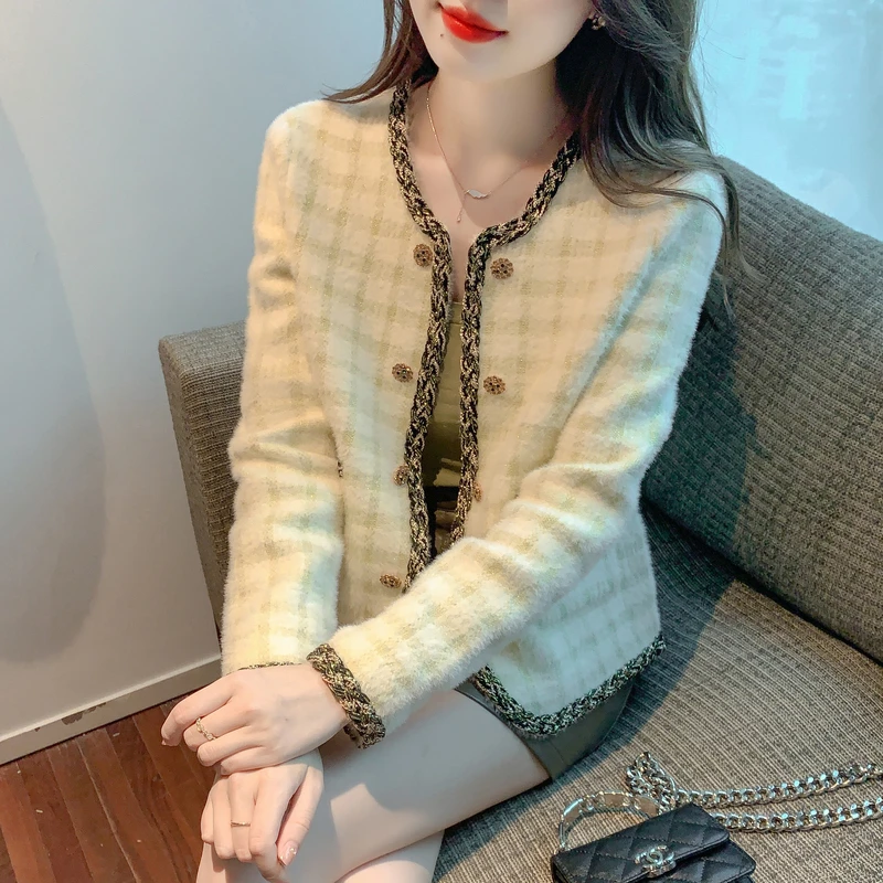 Women's Autumn and Winter New High End Temperament Gold Silk Round Neck Long Sleeve French Retro Versatile Cardigan Coat
Women's Autumn and Winter New High End Temperament Gold Silk Round Neck Long Sleeve French Retro Versatile Cardigan Coat