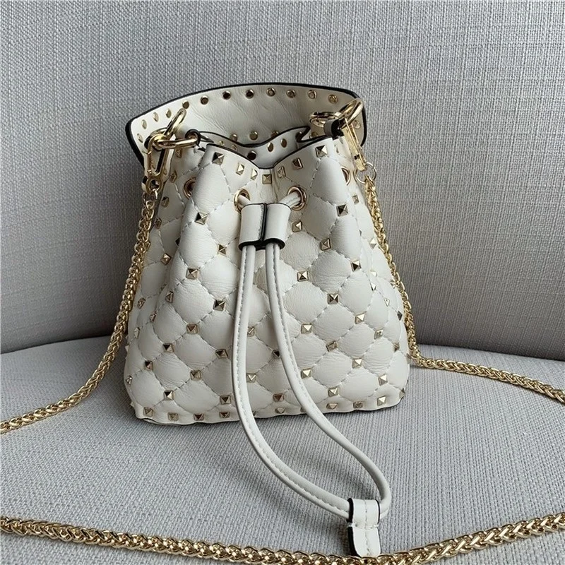 2023 New Rivet Bucket Bag Diamond Lattice Chain Bag Sheepskin Portable Diagonal Shoulder Bag Mini Tide
2023 New Rivet Bucket Bag Diamond Lattice Chain Bag Sheepskin Portable Diagonal Shoulder Bag Mini Tide