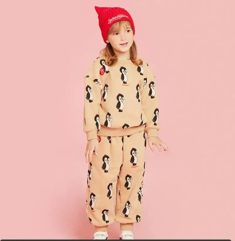 Детский комплект из кофты и брюк, с принтом пингвина
Детский комплект из кофты и брюк, с принтом пингвина