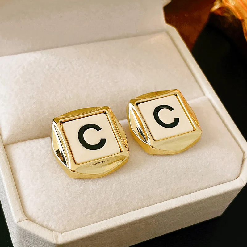 ALTERA New Arrival Luxury Korean Fashion Letter Square Stud Earrings for Women Silver Needle Letter Charm Design Jewelry Gifts
ALTERA New Arrival Luxury Korean Fashion Letter Square Stud Earrings for Women Silver Needle Letter Charm Design Jewelry Gifts