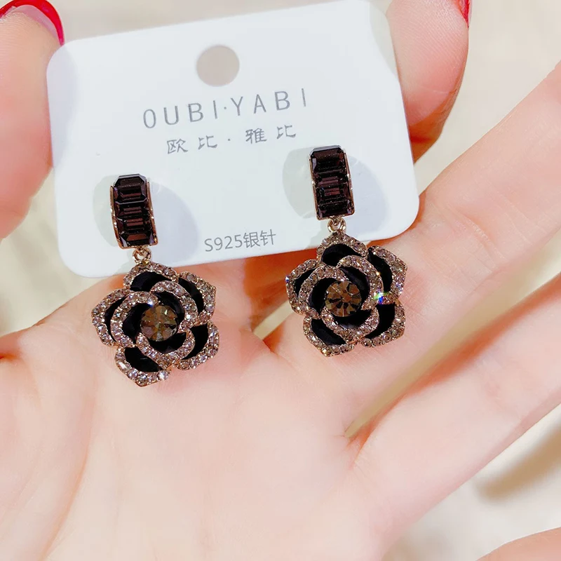 Black Rhinestones Rose Hollow Out Camellia Women Earrings Korean Vintage Fashion Flowers Jewelry Accessories Wedding Engagement 
Black Rhinestones Rose Hollow Out Camellia Women Earrings Korean Vintage Fashion Flowers Jewelry Accessories Wedding Engagement