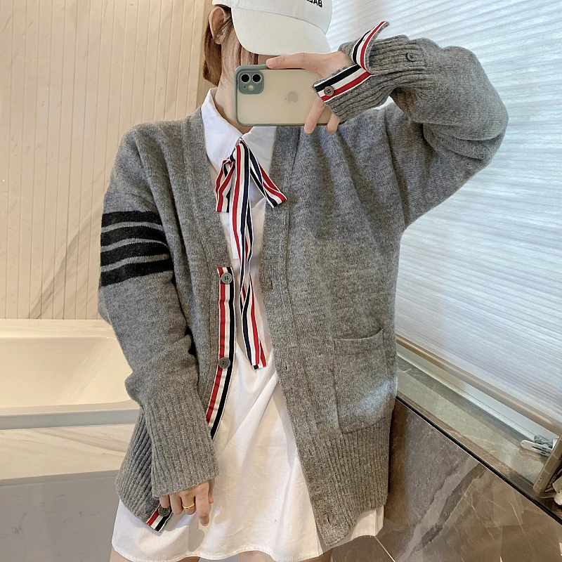 TB Long Cardigan Men's and Women's Loose Large Edition Wool Sweater with Thick Four-bar V-neck Joker Coat
TB Long Cardigan Men's and Women's Loose Large Edition Wool Sweater with Thick Four-bar V-neck Joker Coat
