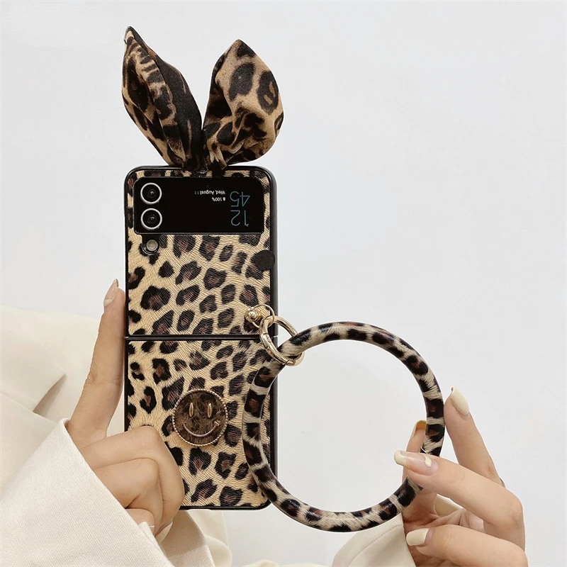 Cute Leopard Bowkont Bracelet Ring Phone Case For Samsung Galaxy Z Flip 3 4 Lovely Smile Cover For Z flip3 flip4 Silicone Funda
Cute Leopard Bowkont Bracelet Ring Phone Case For Samsung Galaxy Z Flip 3 4 Lovely Smile Cover For Z flip3 flip4 Silicone Funda