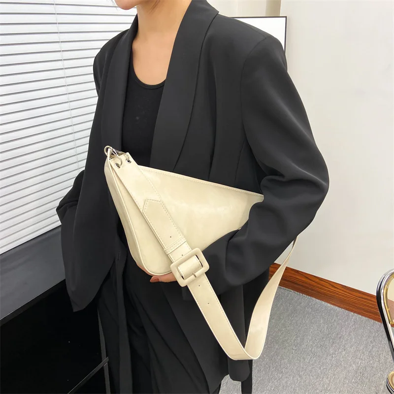 Женская сумка на одно плечо, с широким ремешком 
Женская сумка на одно плечо, с широким ремешком