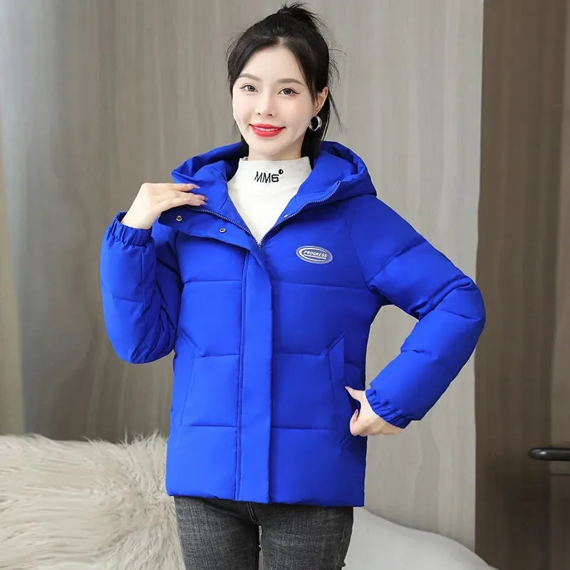 Short Cotton-Padded Jacket Women Parkas 2023 Winter New Fashion Hooded Student Thin Bread Clothing Female Loose Outerwear G2882
Short Cotton-Padded Jacket Women Parkas 2023 Winter New Fashion Hooded Student Thin Bread Clothing Female Loose Outerwear G2882