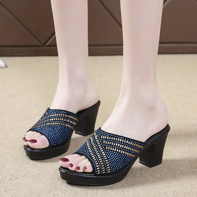Шлепанцы женские на высоком квадратном каблуке, блестящие сандалии на платформе, без застежки, со стразами, летние модные Тапочки
Шлепанцы женские на высоком квадратном каблуке, блестящие сандалии на платформе, без застежки, со стразами, летние модные Тапочки