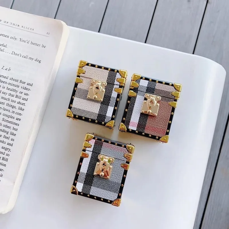 Luxury Square Metal Rivet Earphone Case for Apple Airpods 1/2/pro Retro Striped Grid Stand Earbud Case Protect Shockproof Case
Luxury Square Metal Rivet Earphone Case for Apple Airpods 1/2/pro Retro Striped Grid Stand Earbud Case Protect Shockproof Case