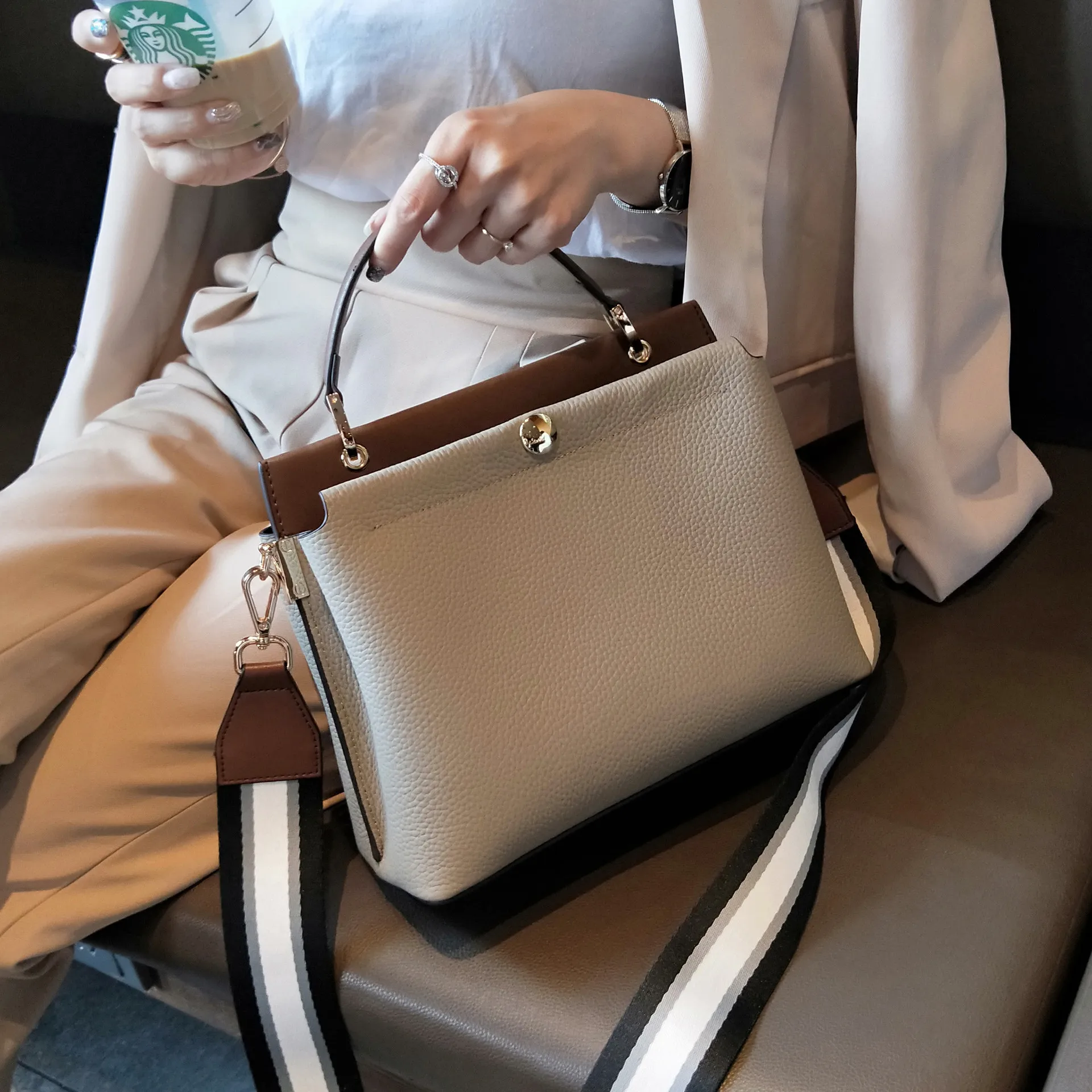 2022 New Colorblock Leather Handbags Women's Large Capacity Soft Leather Shoulder Bags Women's Commuter Bags Tote Bags
2022 New Colorblock Leather Handbags Women's Large Capacity Soft Leather Shoulder Bags Women's Commuter Bags Tote Bags