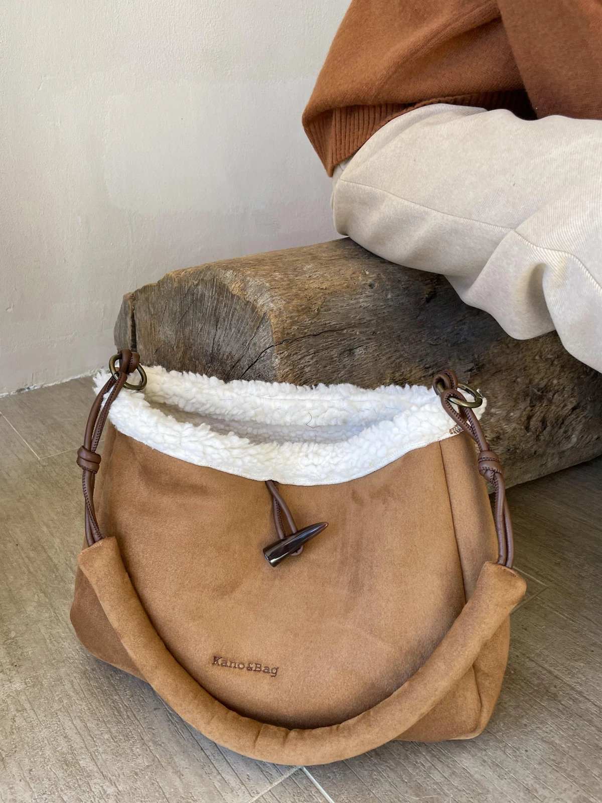 2023 New Retro Fashion Lamb Fleece Handheld Women's Bag Autumn And Winter New Suede Panel Contrast Color Bucket Bag For Women 
2023 New Retro Fashion Lamb Fleece Handheld Women's Bag Autumn And Winter New Suede Panel Contrast Color Bucket Bag For Women