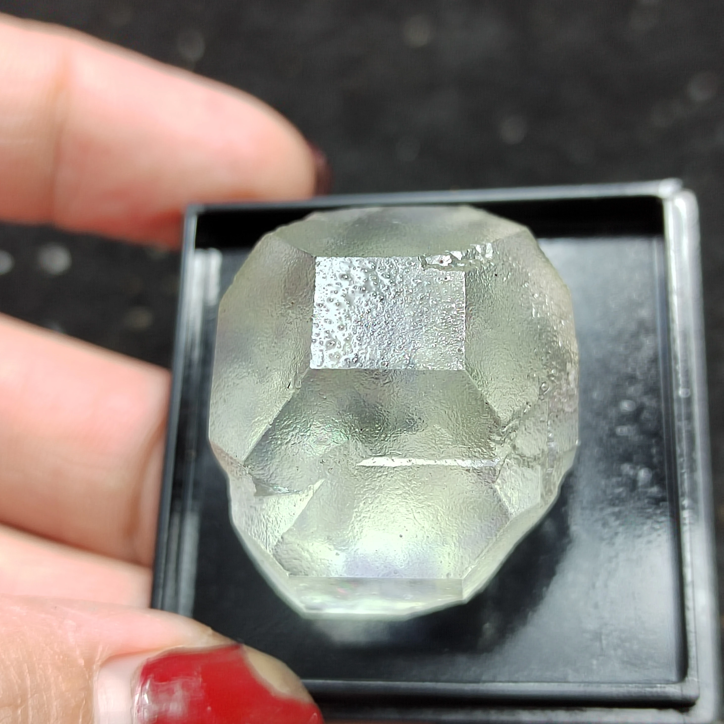 

26gNatural transparent light green fluorite crystal raw stone home decoration mineral specimen aura meditation round vein Teachi