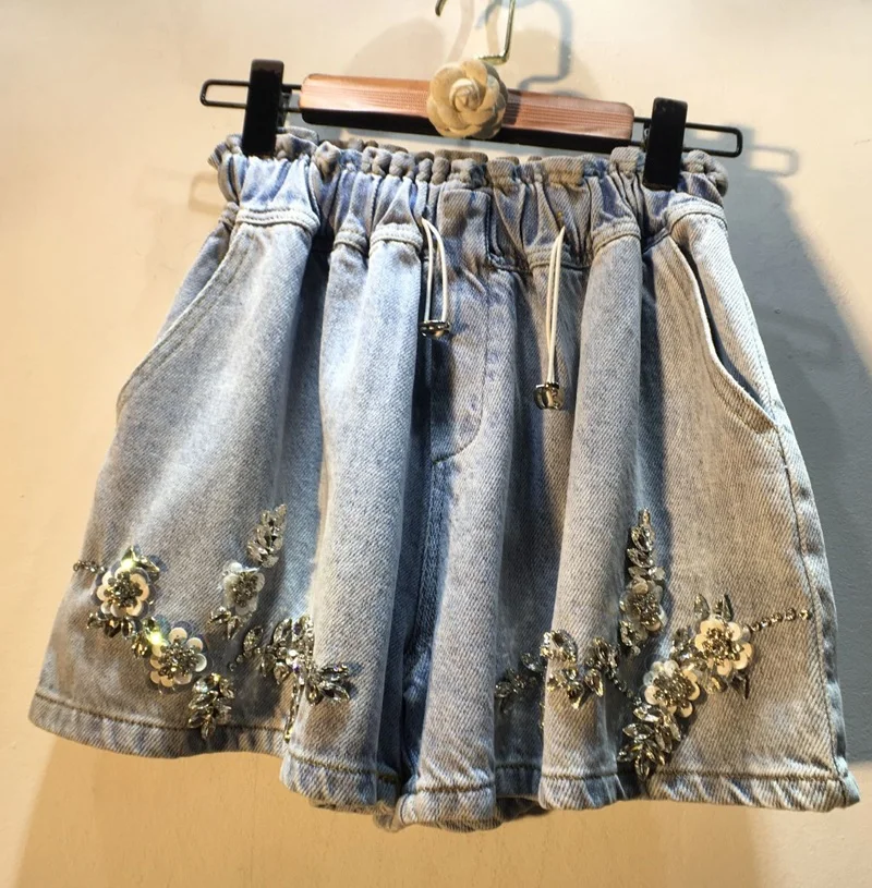 Light Blue Women Denim Shorts 2022 New Summer Fashion Diamond Beading Floral Elastic Waist Loose A-line Wide Leg Short Jean
Light Blue Women Denim Shorts 2022 New Summer Fashion Diamond Beading Floral Elastic Waist Loose A-line Wide Leg Short Jean