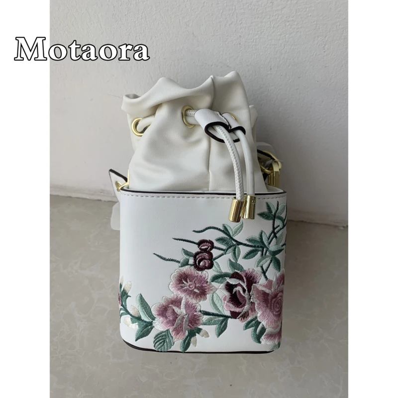 MOTAORA New Retro Chinese Style Embroidery Cheongsam Shoulder Bag Women Small Capacity Leather Crossbody Bags Ladies Handbag
MOTAORA New Retro Chinese Style Embroidery Cheongsam Shoulder Bag Women Small Capacity Leather Crossbody Bags Ladies Handbag