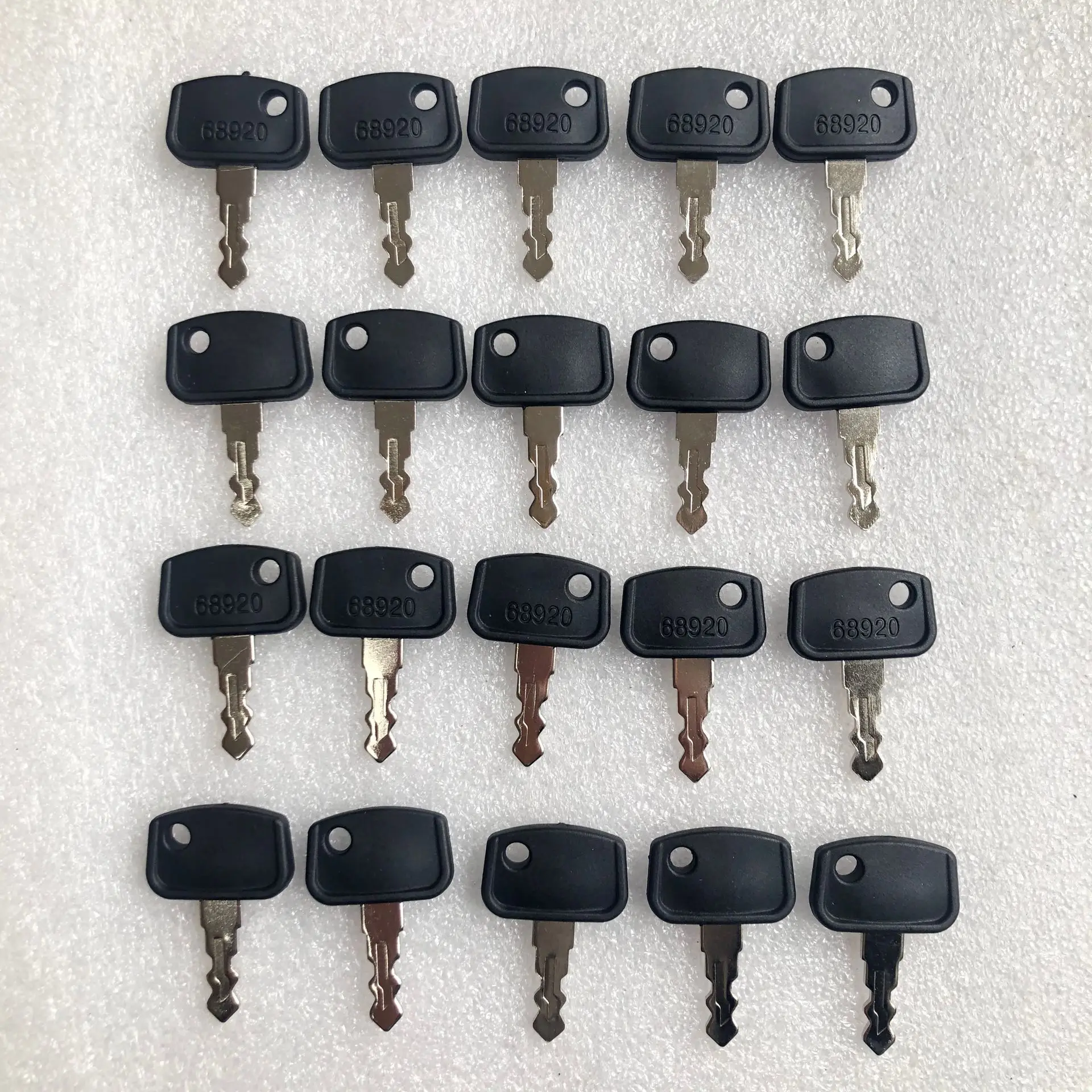 20 шт. PL501-68920 68920 ключ зажигания для тракторов серии Kubota B BX B26 ZD321 ZD323 RTV 500 900 BX1860 BX1870 BX2370
20 шт. PL501-68920 68920 ключ зажигания для тракторов серии Kubota B BX B26 ZD321 ZD323 RTV 500 900 BX1860 BX1870 BX2370