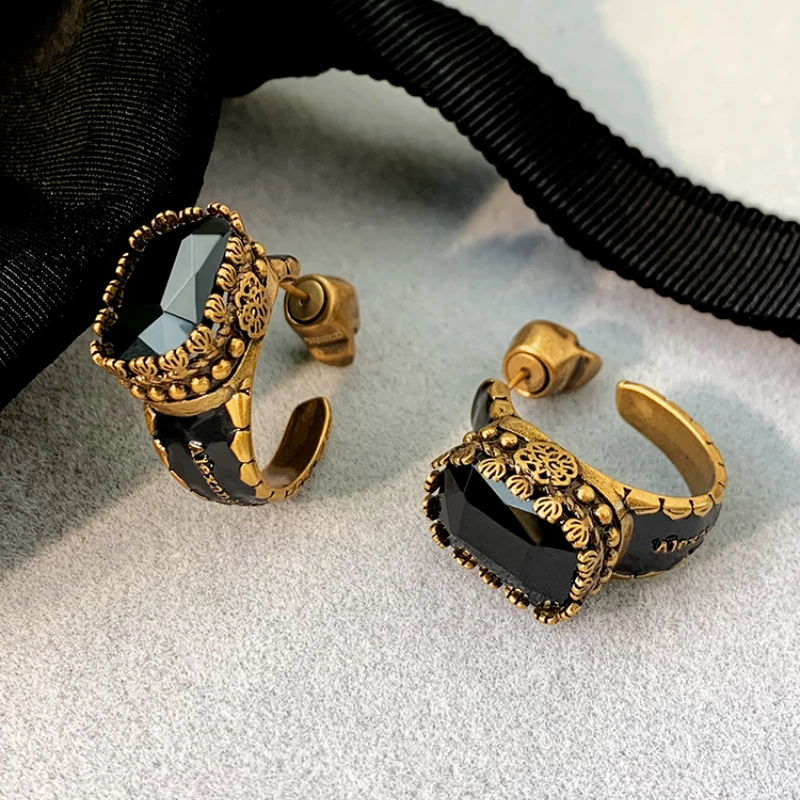 Luxury Brand Earrings Europe and The United States Popular Retro Black Zircon Skull Earrings Female Gothic Design Studs Earrings
Luxury Brand Earrings Europe and The United States Popular Retro Black Zircon Skull Earrings Female Gothic Design Studs Earrings