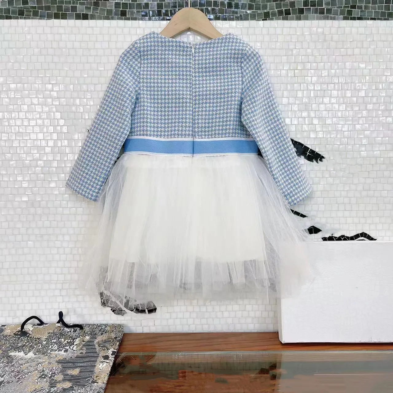 2022 Autumn and winter high quality fashion brand pink and blue stitching white mesh long sleeve skirt girls dress
2022 Autumn and winter high quality fashion brand pink and blue stitching white mesh long sleeve skirt girls dress