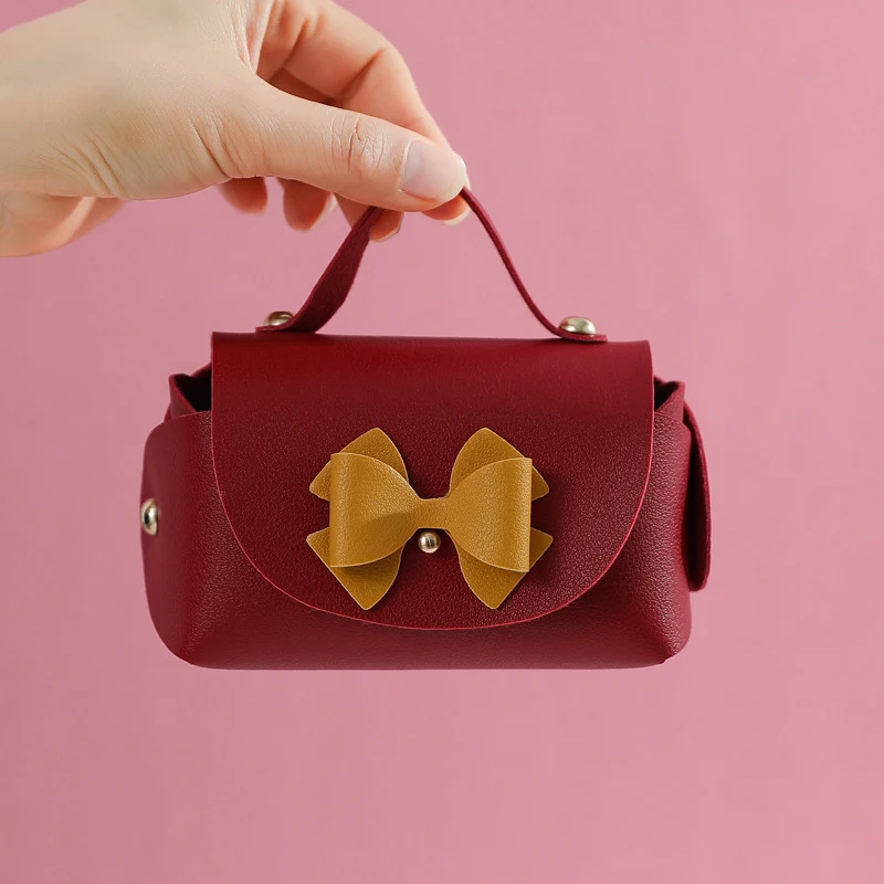 Portable Candy Bag PU Leather Handbag Party Wedding Favor Gift Boxes Chocolate Candy Gift Bag Baby Shower Xmas Party Supplies
Portable Candy Bag PU Leather Handbag Party Wedding Favor Gift Boxes Chocolate Candy Gift Bag Baby Shower Xmas Party Supplies