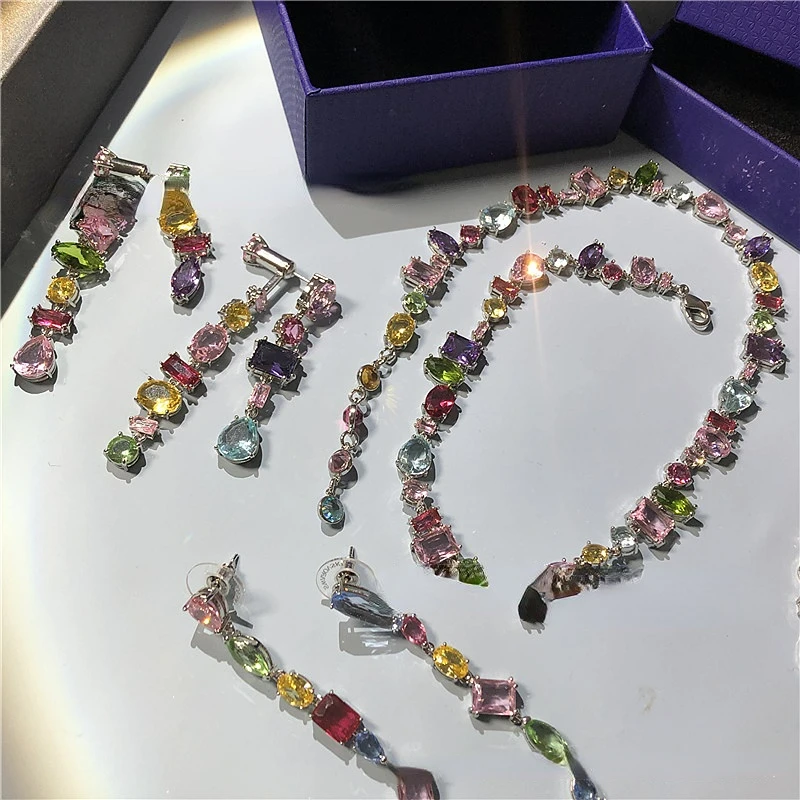 Милая женская бижутерия со стразами 
Милая женская бижутерия со стразами