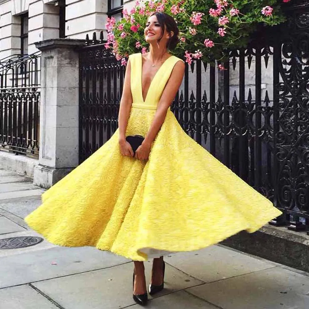 

Cute Yellow Cocktail Dresses Short 2022 Women Plunging Neckline Prom Dresses Lace Tea-Length A-Line Homecoming Gown Plus Size