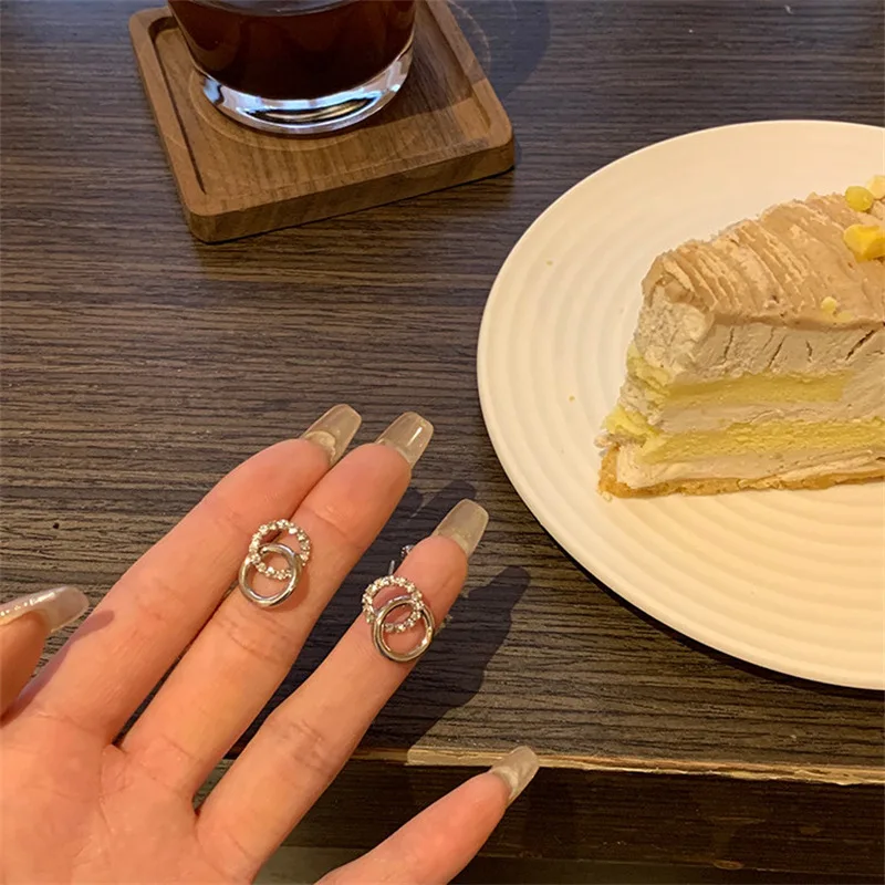 2022 New Fashion Korea Exquisite Rhinestone Earrings For Women Ring Round Temperament Elegant Wedding Anniversary Gift jewelry
2022 New Fashion Korea Exquisite Rhinestone Earrings For Women Ring Round Temperament Elegant Wedding Anniversary Gift jewelry