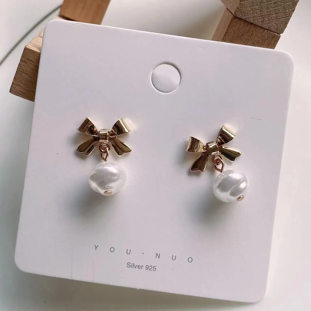 Korean popular alloy electroplating bow stud earrings pendant fashion simple irregular pearl earrings female ear clip
Korean popular alloy electroplating bow stud earrings pendant fashion simple irregular pearl earrings female ear clip