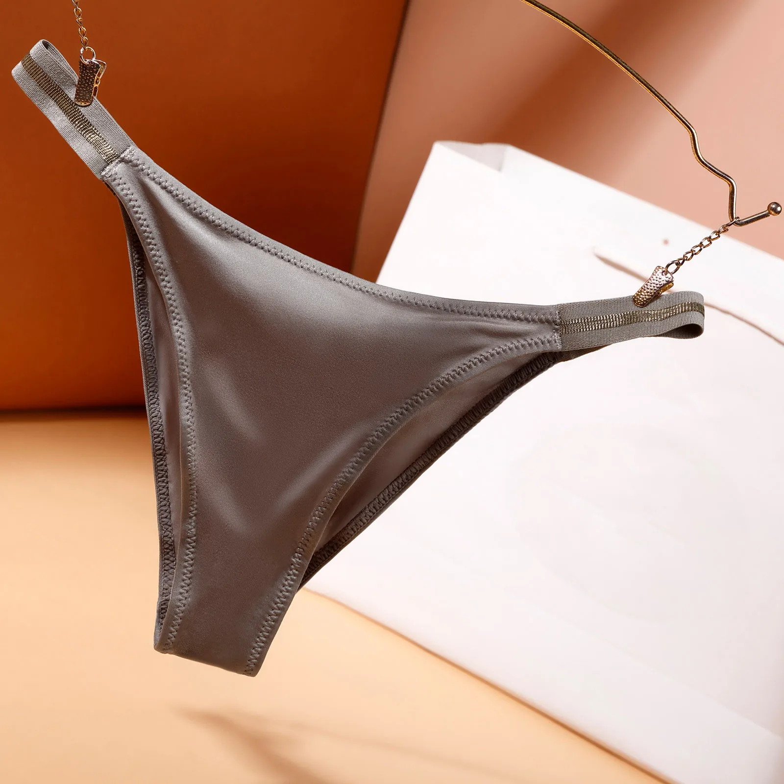 Сексуальное бесшовное женское нижнее белье, соблазнительные стринги с низкой талией, нижнее белье, бикини, нижнее белье для девушек, комфор... 
Сексуальное бесшовное женское нижнее белье, соблазнительные стринги с низкой талией, нижнее белье, бикини, нижнее белье для девушек, комфор...