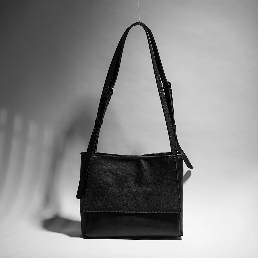 2022 New Leather Women's Bag Large Capacity with Compartment Black Generous Bag Single Shoulder
2022 New Leather Women's Bag Large Capacity with Compartment Black Generous Bag Single Shoulder