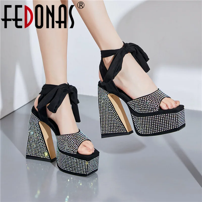 Женские босоножки на платформе FEDONAS, белые туфли из натуральной кожи на шнуровке и высоких каблуках, обувь для вечеринки на лето 2019
Женские босоножки на платформе FEDONAS, белые туфли из натуральной кожи на шнуровке и высоких каблуках, обувь для вечеринки на лето 2019