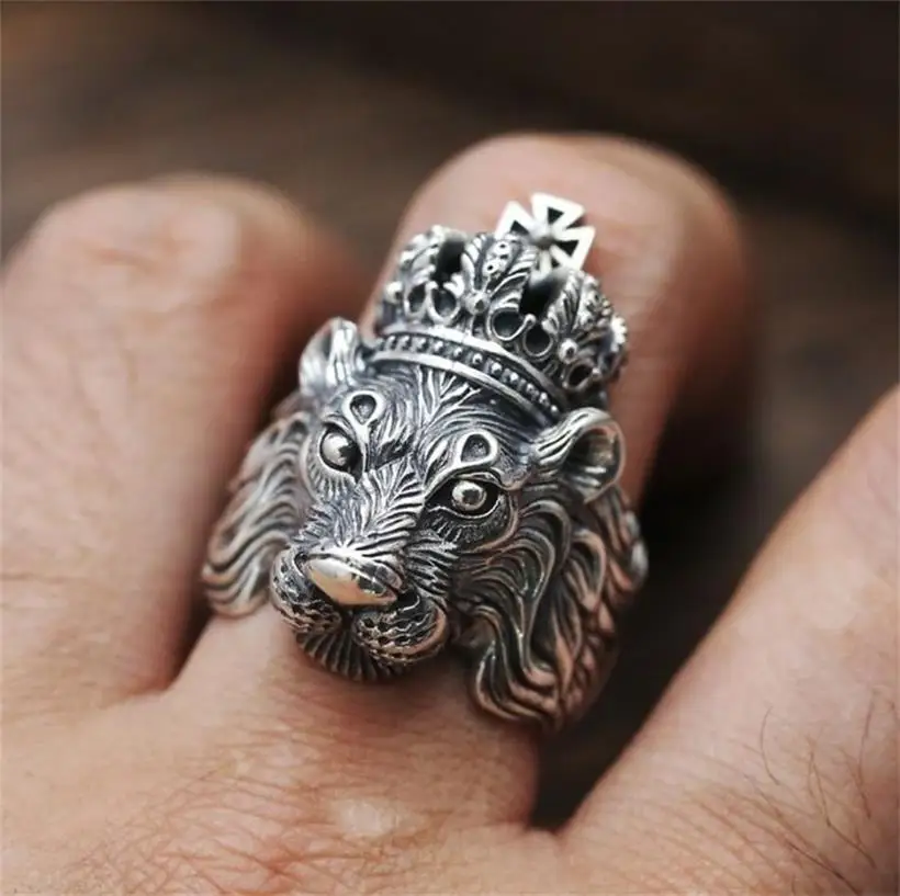 ANGLANG Men's Creative Hip-hop Domineering Lion King Crown Punk Retro Exquisite Fashion Party Boy Birthday Gift Jewelry
ANGLANG Men's Creative Hip-hop Domineering Lion King Crown Punk Retro Exquisite Fashion Party Boy Birthday Gift Jewelry