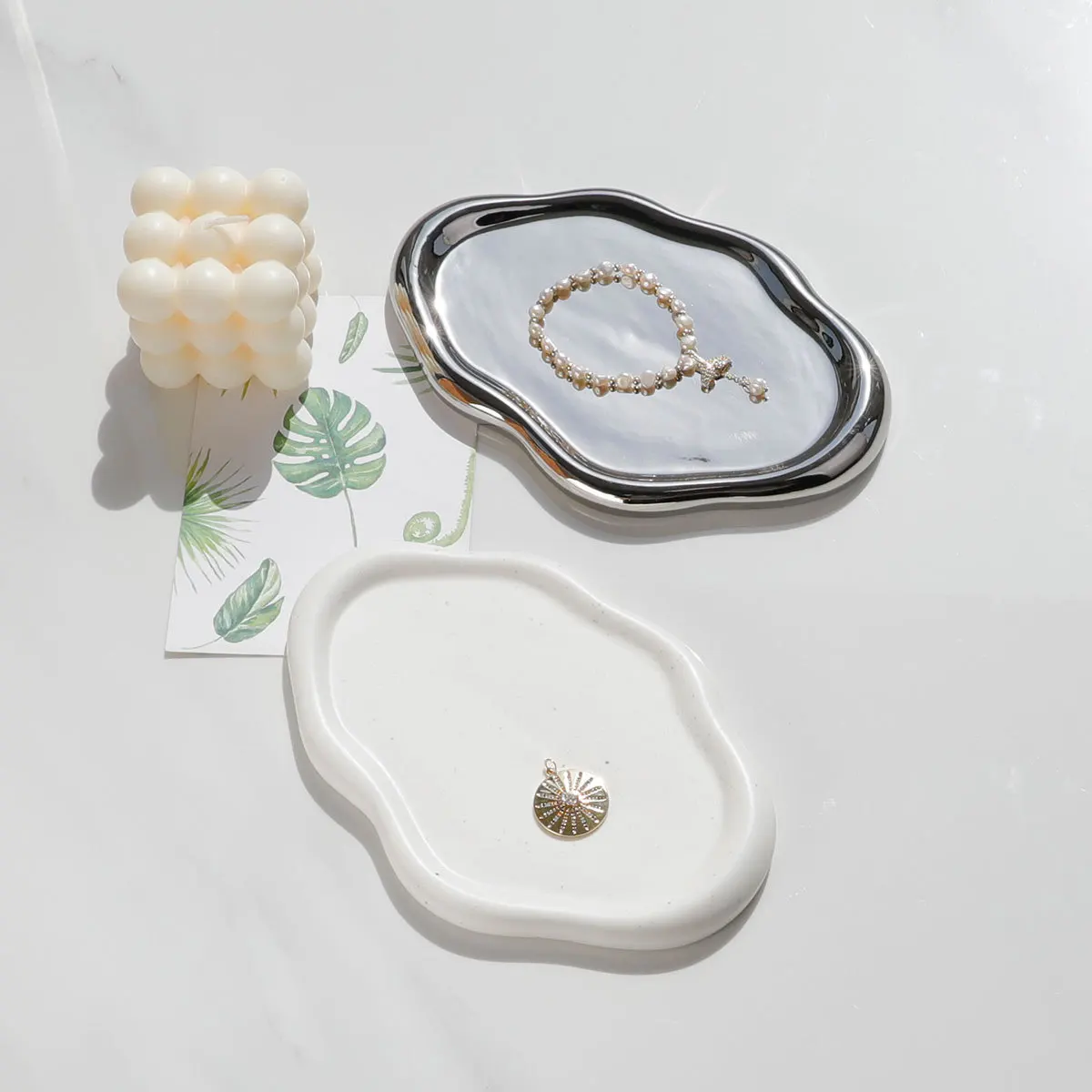Nordic INS Cloud Plate Ceramic Plate Light Luxury Jewelry Storage Plate Storage Plate Irregular Aromatherapy Tray
Nordic INS Cloud Plate Ceramic Plate Light Luxury Jewelry Storage Plate Storage Plate Irregular Aromatherapy Tray