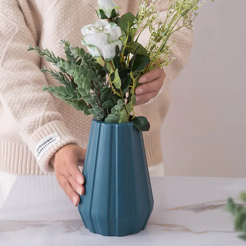 Home decoration creative plastic vase flower arrangement container straight vase diamond-shaped origami ornaments not deformed
Home decoration creative plastic vase flower arrangement container straight vase diamond-shaped origami ornaments not deformed