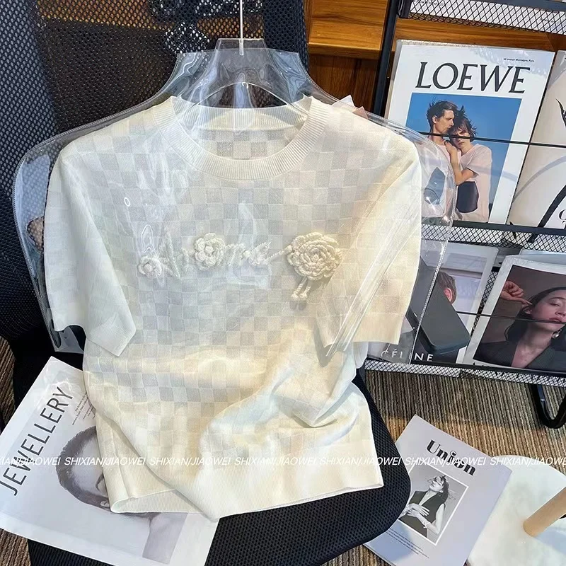 Женский трикотажный свитер с коротким рукавом, белая клетчатая кофта с круглым вырезом и объемными цветами, лето 2023
Женский трикотажный свитер с коротким рукавом, белая клетчатая кофта с круглым вырезом и объемными цветами, лето 2023