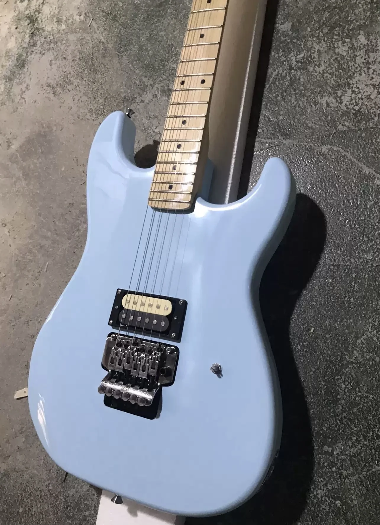 Oem 6 String Electric Guitar Mahogany Body Glossy Finish Tremelo Good Timbre Free Shipping
Oem 6 String Electric Guitar Mahogany Body Glossy Finish Tremelo Good Timbre Free Shipping