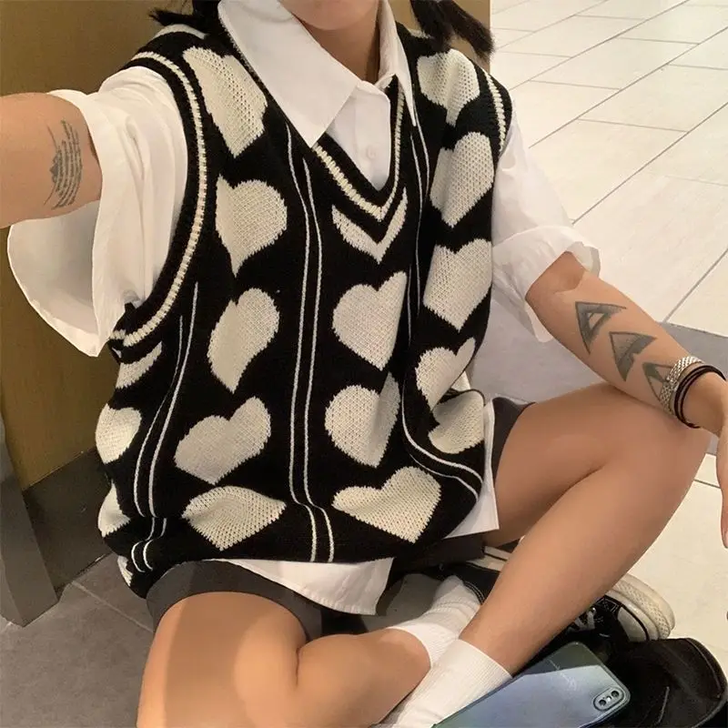 Autumn Winter Knitted Sweater for Women Korean Fashion Hearts Print Vests Kawaii Loose V Neck Vintage Sleeveless Pulls Tops
Autumn Winter Knitted Sweater for Women Korean Fashion Hearts Print Vests Kawaii Loose V Neck Vintage Sleeveless Pulls Tops