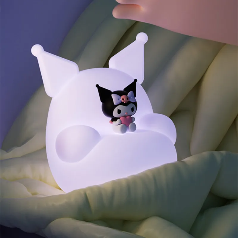 Kawaii Мультфильм Sanrios Kuromi диван Форма Силиконовый спящий кран для защиты глаз мягкая искусственная ночь три искусственных режима подарок
Kawaii Мультфильм Sanrios Kuromi диван Форма Силиконовый спящий кран для защиты глаз мягкая искусственная ночь три искусственных режима подарок