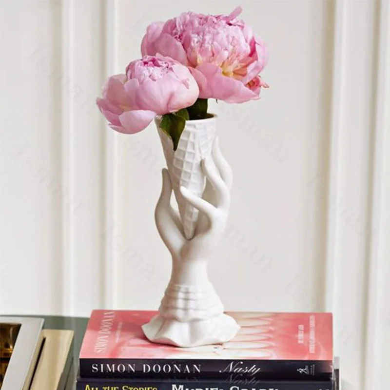 Creative Ceramic Vase American Style Hold In Hand Ice Cream Modern Decor Desktop Dried Flowers Ikebana Vase Cute Little Vases
Creative Ceramic Vase American Style Hold In Hand Ice Cream Modern Decor Desktop Dried Flowers Ikebana Vase Cute Little Vases
