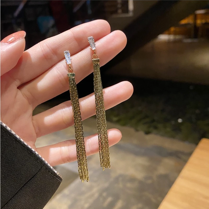 VSnow Temperament Gold Metal Long Tassel Dangle Earring for Women Luxury Cubic Zircon Wedding Earring Jewelry Accessories
VSnow Temperament Gold Metal Long Tassel Dangle Earring for Women Luxury Cubic Zircon Wedding Earring Jewelry Accessories