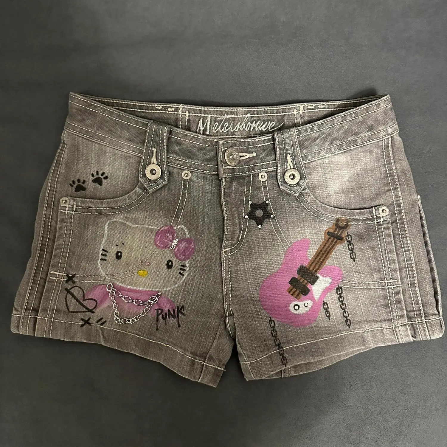 Джинсовые шорты Hello Kitty, модные женские бриллиантовые шорты с завышенной талией, универсальные шорты с мультяшным принтом, популярные широкие брюки
Джинсовые шорты Hello Kitty, модные женские бриллиантовые шорты с завышенной талией, универсальные шорты с мультяшным принтом, популярные широкие брюки
