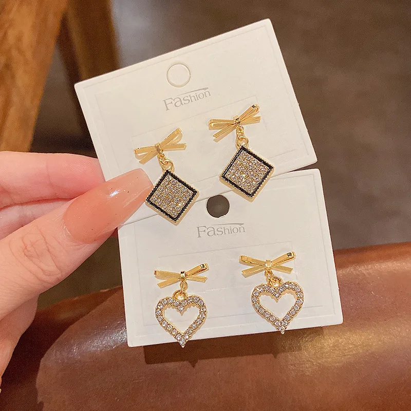 Wholesale Design Sense Black Bow Geometric Square Heart Pendant Earrings Korean Fashion Jewelry for Womans Party Accessories
Wholesale Design Sense Black Bow Geometric Square Heart Pendant Earrings Korean Fashion Jewelry for Womans Party Accessories